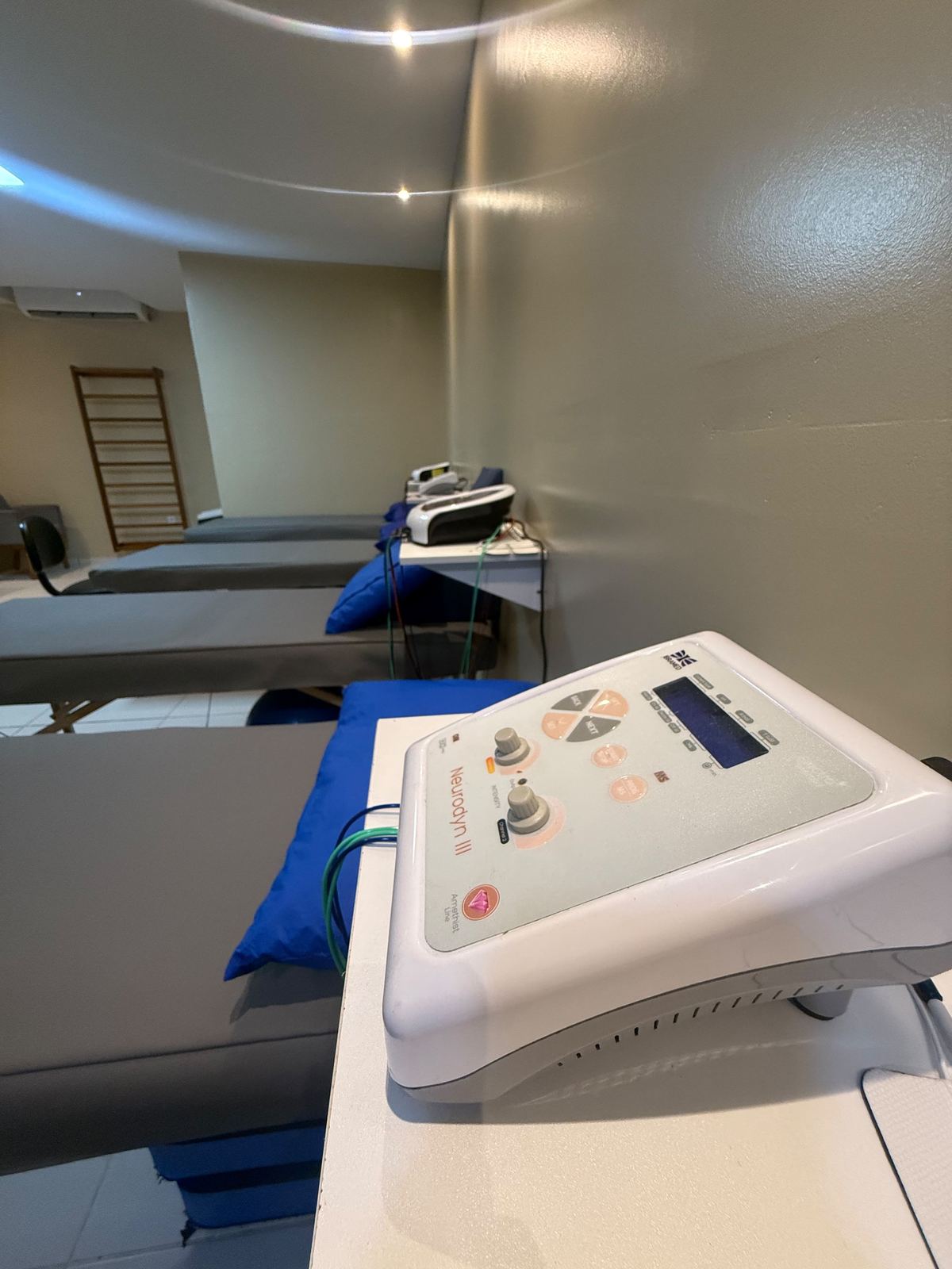 Equipamento de eletroterapia utilizado no tratamento de dor na coluna