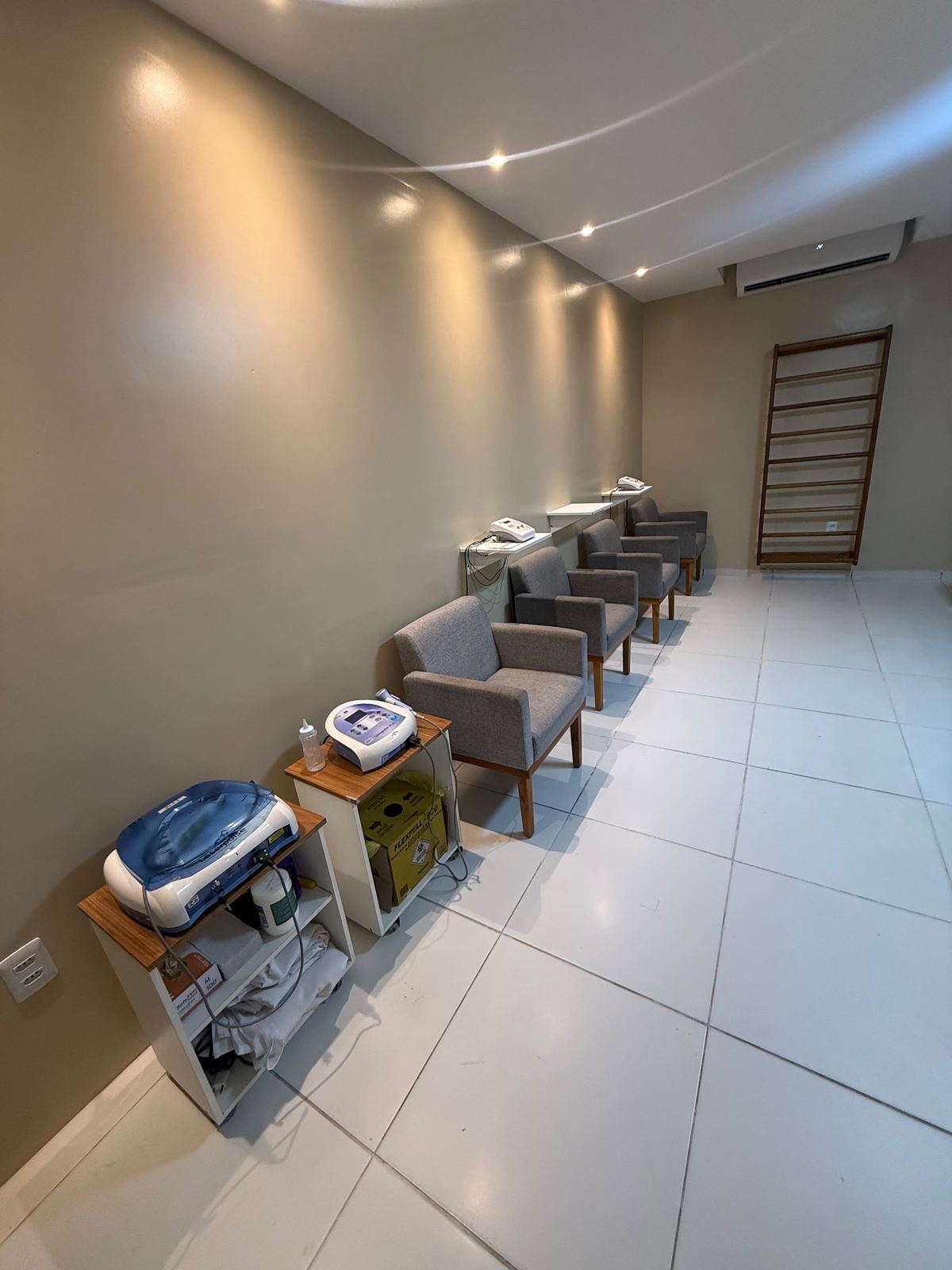Área de espera e tratamento do consultório de fisioterapia em Ilhéus